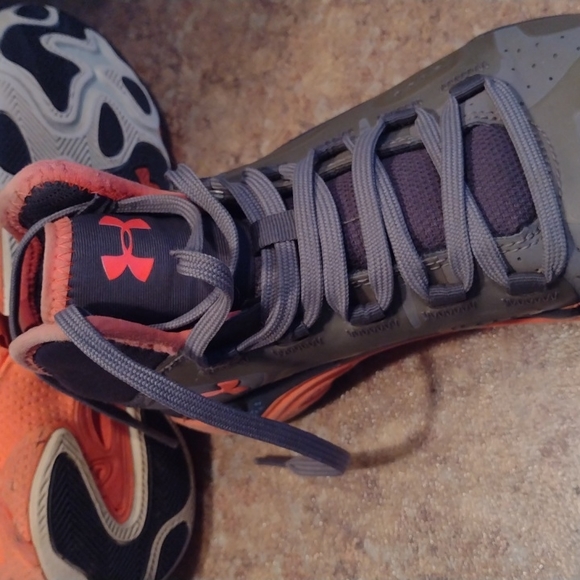 UNDER ARMOUR BOY'S SNEAKERS.  GENTLY WORN. Great color combination. - Picture 6 of 9